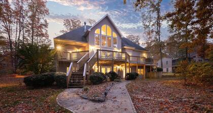 Spacious 6-bedroom waterfront w/incredible views