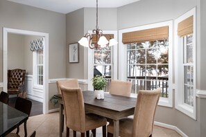 eat-in kitchen area