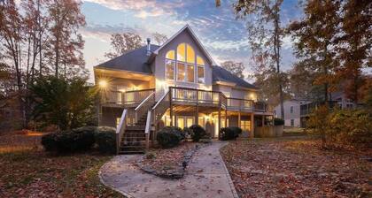 Spacious 6-bedroom waterfront w/incredible views