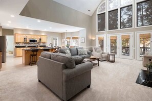 Smart-TV, Kamin, Arbeitsbereiche