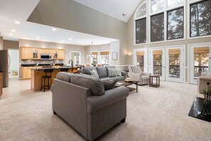 Smart-tv, eldstad och kontor