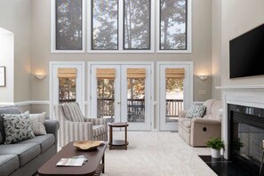 Smart-TV, Kamin, Arbeitsbereiche