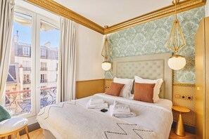 2 slaapkamers, een bureau, een strijkplank/strijkijzer, reisbedje
