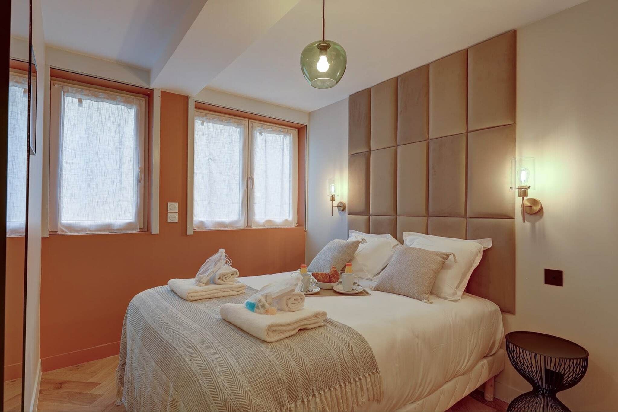 1 habitación, escritorio, tabla de planchar con plancha y ropa de cama 