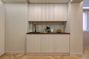 Een koelkast, een microgolfoven, een oven, een kookplaat