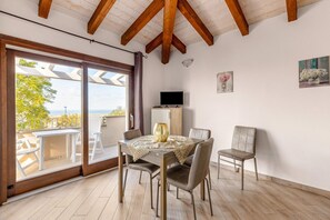 Dining - Air-conditioned penthouse with terrace and parking (Badesi)