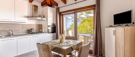 Refrigerador, horno, placa de cocina, cafetera/tetera