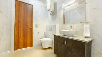 Chinelos, toalhas de banho, sabonete, shampoo