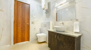 Chinelos, toalhas de banho, sabonete, shampoo