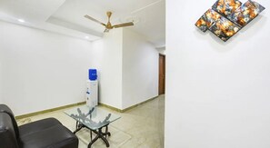 Quarto casal superior, sacada, vista para a cidade | Área de estar