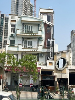 ด้านหน้าที่พัก