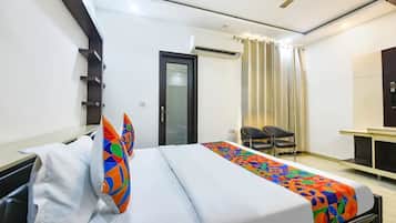 Desk, laptop workspace, iron/ironing board, free WiFi