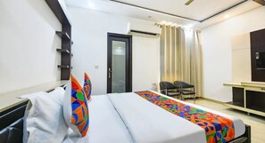 Desk, laptop workspace, iron/ironing board, free WiFi - Hotel Greysky Residency New Delhi (New Delhi)