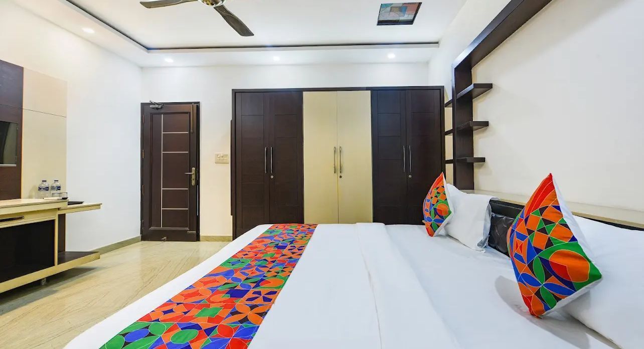 Quarto casal superior, sacada, vista para a cidade | Escrivaninha, espaço de trabalho para notebook