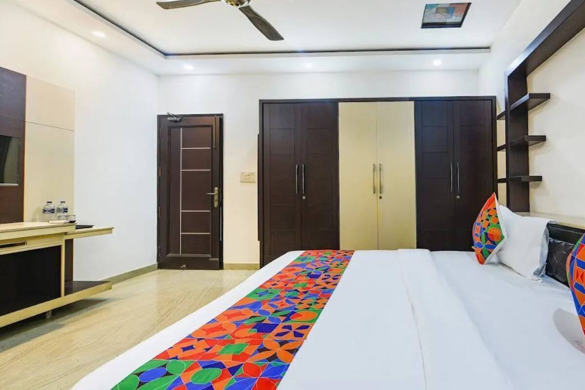 Quarto casal superior, sacada, vista para a cidade | Escrivaninha, espaço de trabalho para notebook