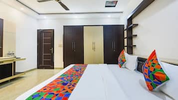 Habitación doble superior, balcón, vista a la ciudad | Escritorio y espacio para trabajar con laptop