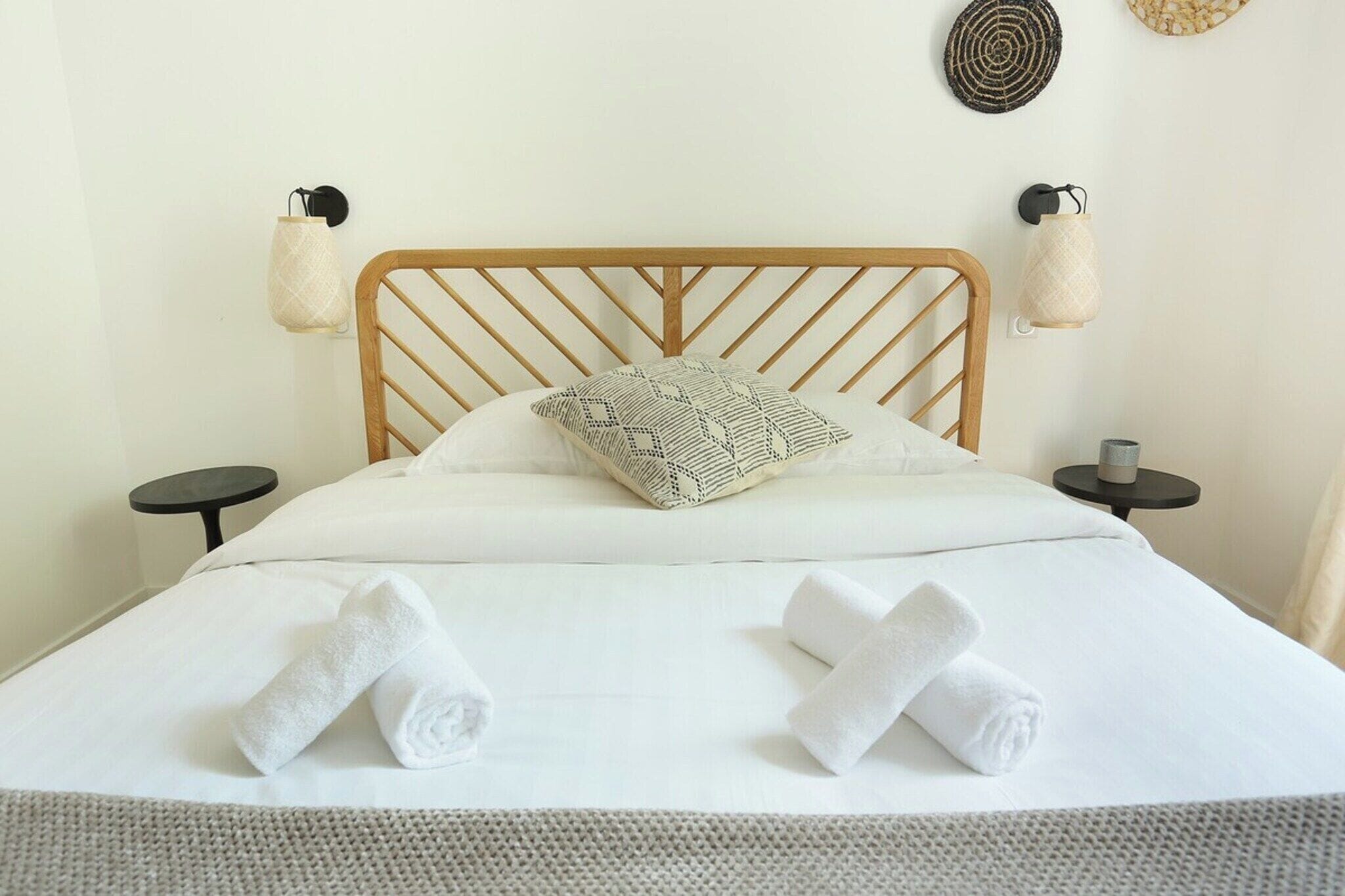 3 bedrooms, desk, iron/ironing board, bed sheets