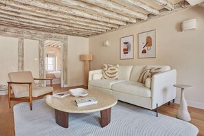 Smart TV, offices - Luxurious Apartment Place Vendome - Rue de la Paix (Paris)