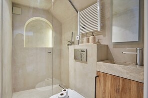 Shower, hair dryer - Luxurious Apartment Place Vendome - Rue de la Paix (Paris)