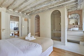 3 bedrooms, desk, iron/ironing board, travel cot - Luxurious Apartment Place Vendome - Rue de la Paix (Paris)