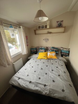 3 bedrooms, internet, bed sheets - KPC - Hell Yeah caravan holidays (Humberston)