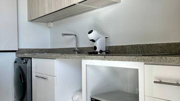 Een koelkast, een magnetron, een kookplaat