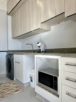 Frigorifero, microonde, piano cottura, macchina per tè/caffè