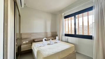 Een strijkplank/strijkijzer, internet, beddengoed