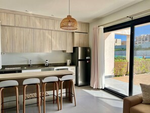 Kylskåp, mikrovågsugn, spishäll och kaffe- och tebryggare