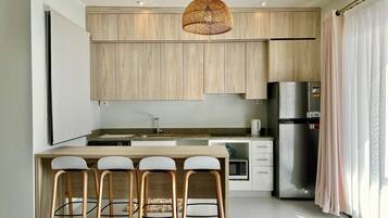 Een koelkast, een magnetron, een kookplaat