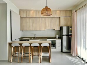 Frigorifero, microonde, piano cottura, macchina per tè/caffè