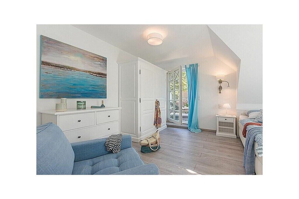 Smart-tv, eldstad och en stereo