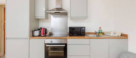 Mikrowelle, Toaster, Kochgeschirr/Geschirr/Besteck