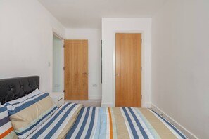 Een strijkplank/strijkijzer, internet, beddengoed