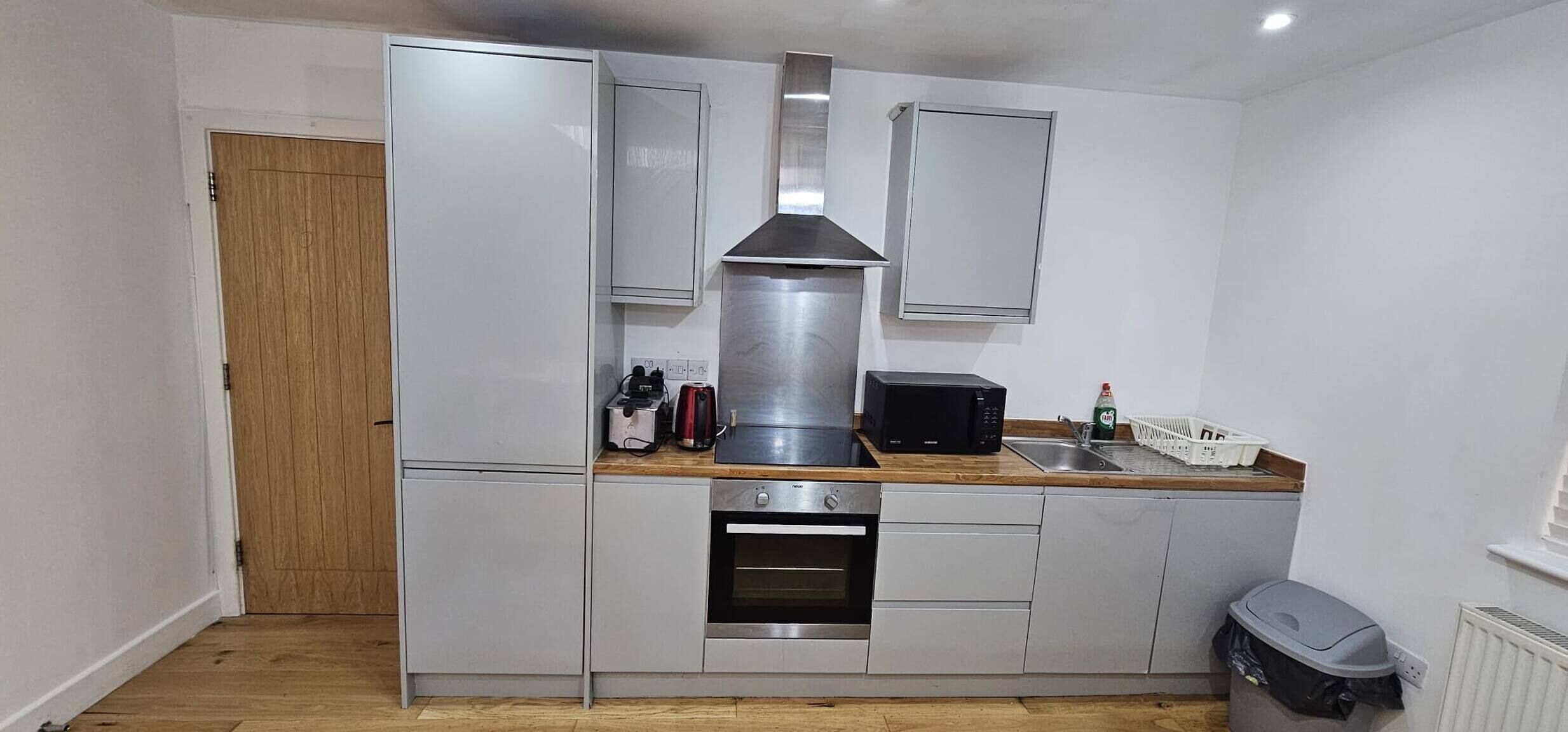 Mikrowelle, Toaster, Kochgeschirr/Geschirr/Besteck