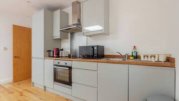 Micro-ondas, torradeira, talheres/pratos/utensílios de cozinha