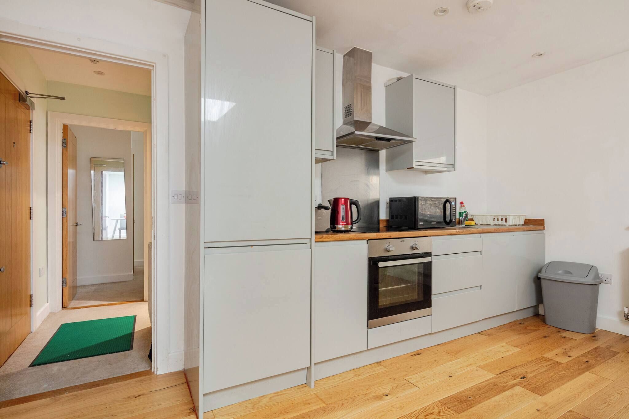 電子レンジ、トースター、調理器具と食器