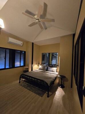 Room - Homey home UP themed near MRT Samyot (Khwaeng Wang Burapha Phirom)