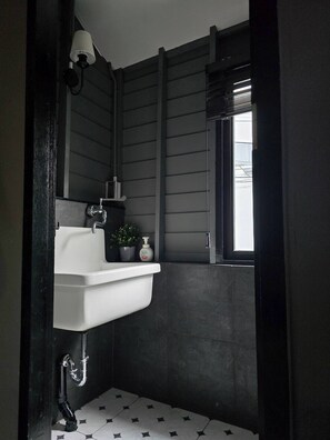 Bathroom - Homey home UP themed near MRT Samyot (Khwaeng Wang Burapha Phirom)