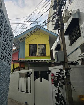 Exterior - Homey home UP themed near MRT Samyot (Khwaeng Wang Burapha Phirom)