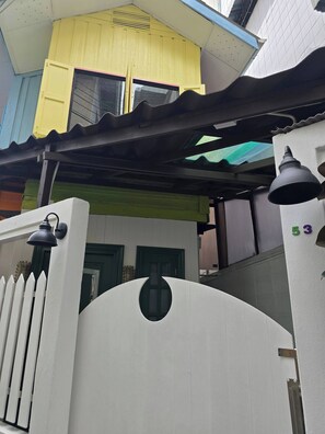 Property grounds - Homey home UP themed near MRT Samyot (Khwaeng Wang Burapha Phirom)