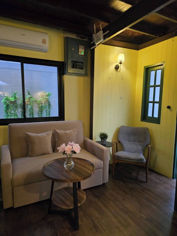 Living area - Homey home UP themed near MRT Samyot (Khwaeng Wang Burapha Phirom)