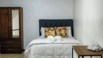 Tabla de planchar con plancha, internet y ropa de cama