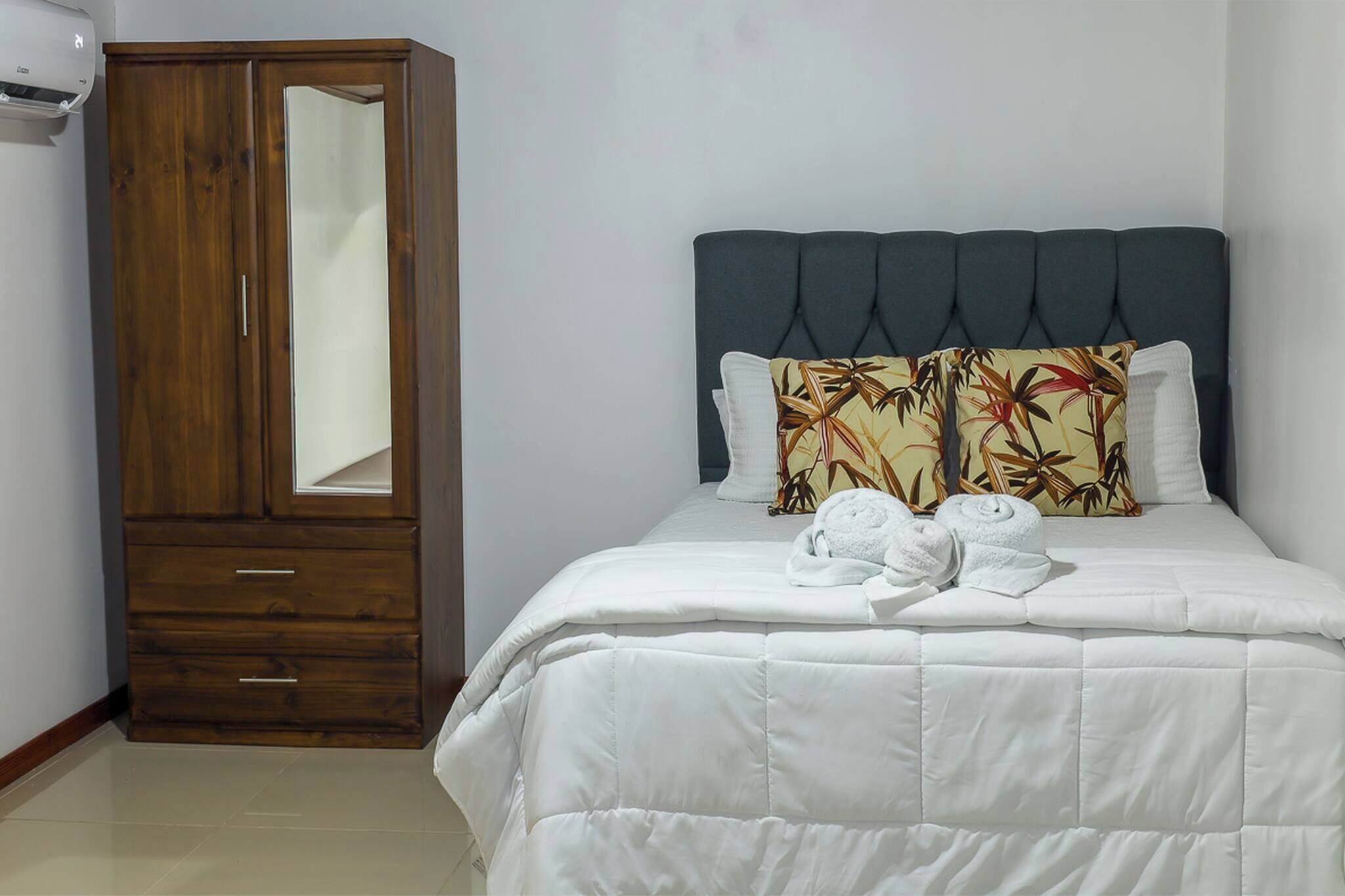 1 slaapkamer, een strijkplank/strijkijzer, internet, beddengoed