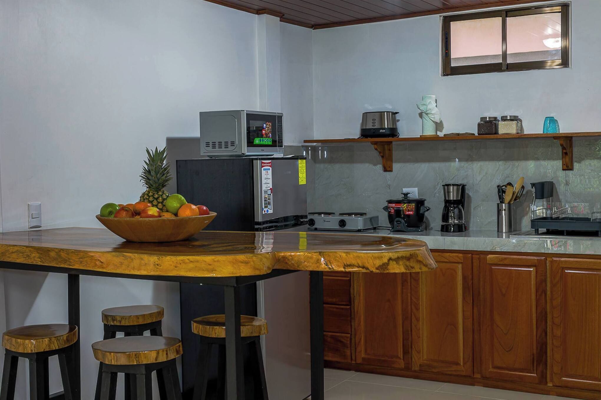 Frigorifero, microonde, piano cottura, macchina per tè/caffè