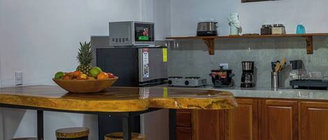 Frigorifero, microonde, piano cottura, macchina per tè/caffè