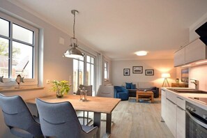 Fridge, microwave, oven, stovetop - One-bedroom apartment (Zingst)