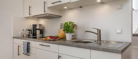 Plaque de cuisson, lave-vaisselle, cafetière/bouilloire, grille-pain