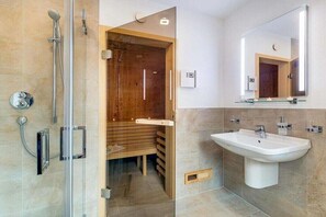 Shower, hair dryer - Holiday home in Zingst with swimming pool (Zingst)