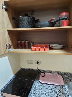 Kylskåp, ugn, spishäll och kaffe- och tebryggare